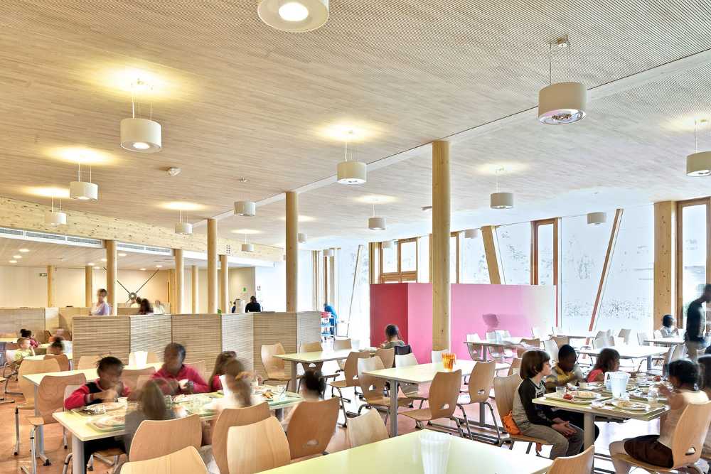 scuola in legno con pannelli colorati