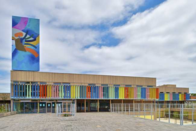 scuola in legno con pannelli colorati