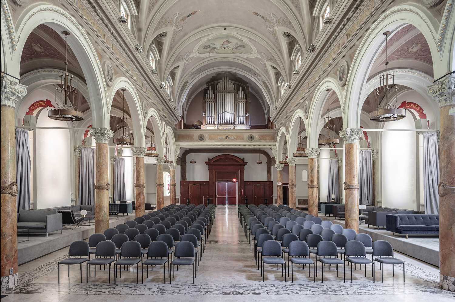 Chiesa antica allestita a sala eventi moderna