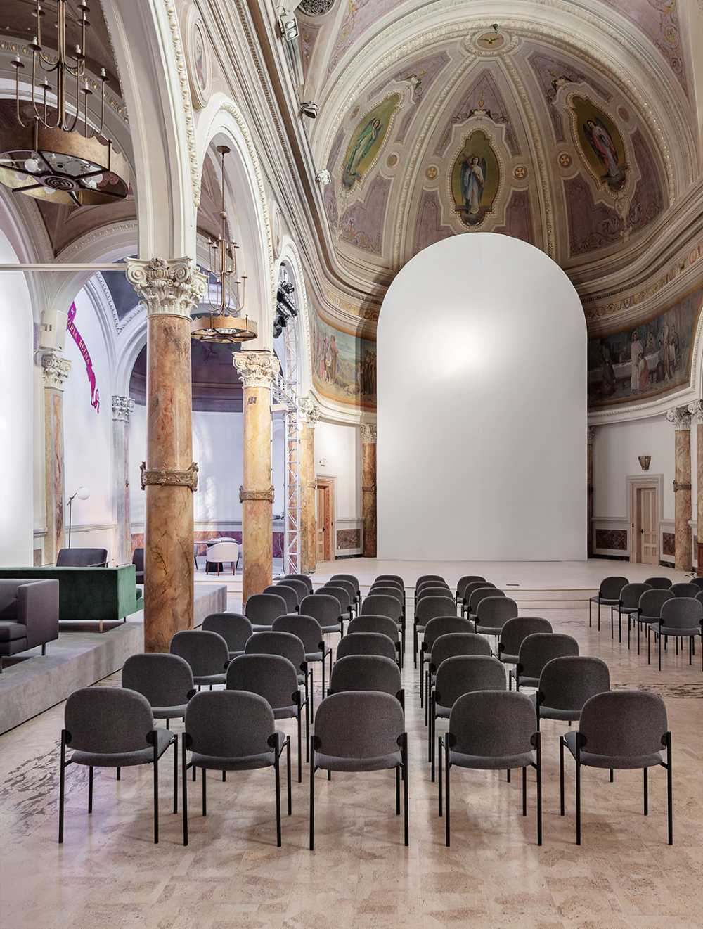 Iglesia antigua equipada en sala de eventos moderna