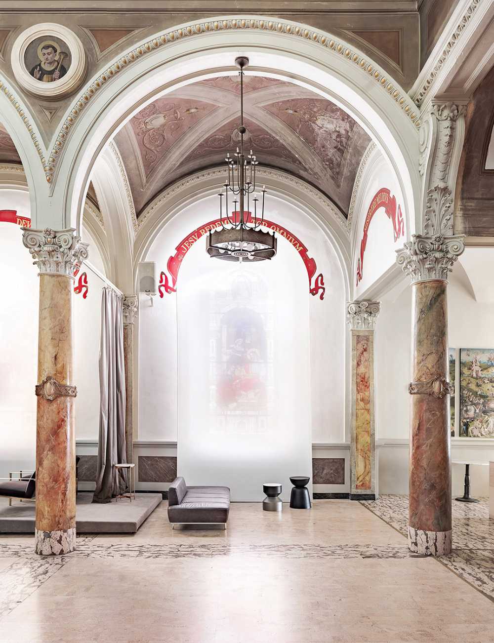 Iglesia antigua equipada en sala de eventos moderna