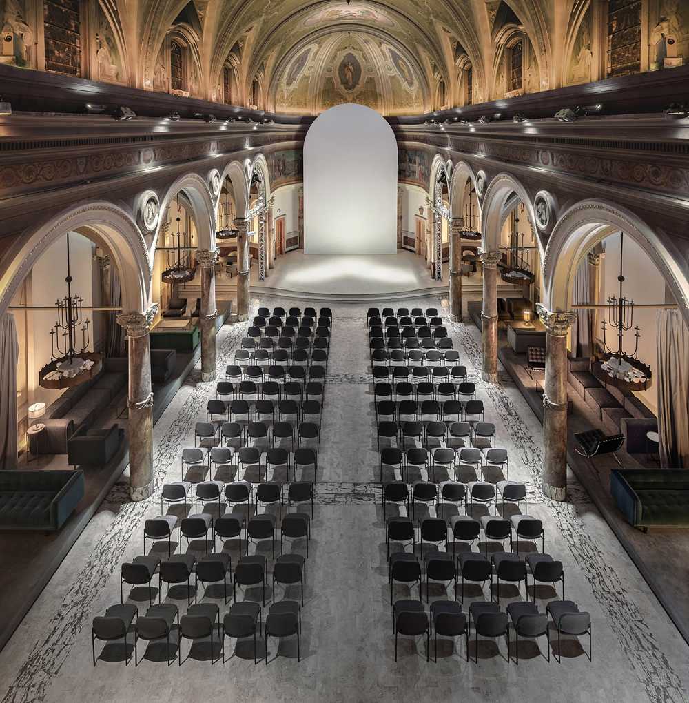 Iglesia antigua equipada en sala de eventos moderna