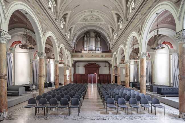 Interior de una iglesia transformada en centro de exposiciones
