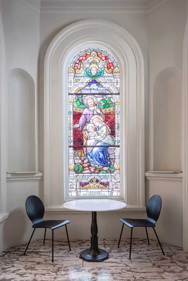 Ventana de una iglesia y mesa de café