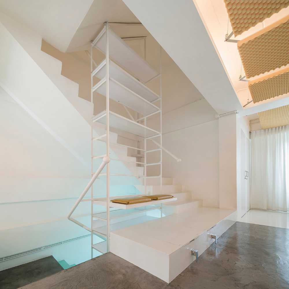 Spa inside a Shophouse in Bangkok. Colours, light and fabrics for the double volume