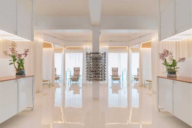 Spa inside a Shophouse in Bangkok. Colours, light and fabrics for the double volume