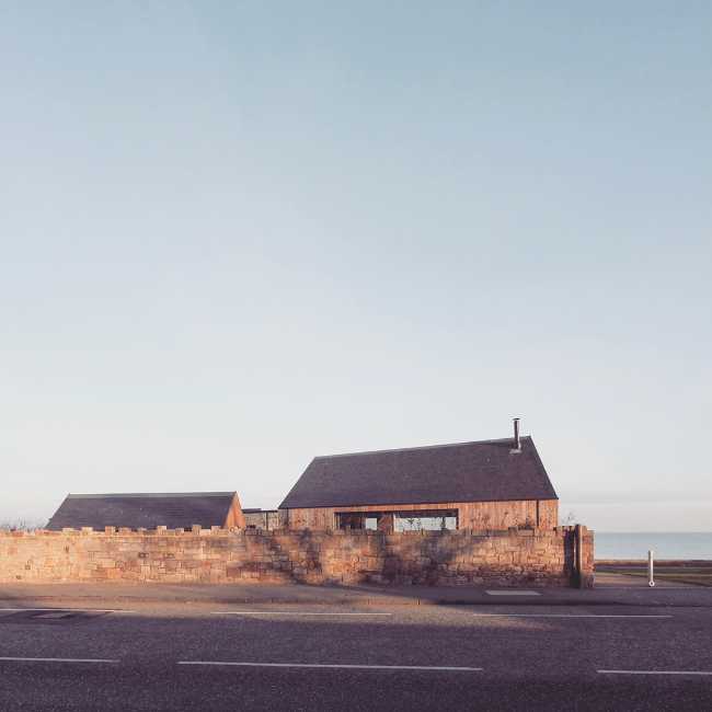 Abitazione e muro di pietra sulla strada