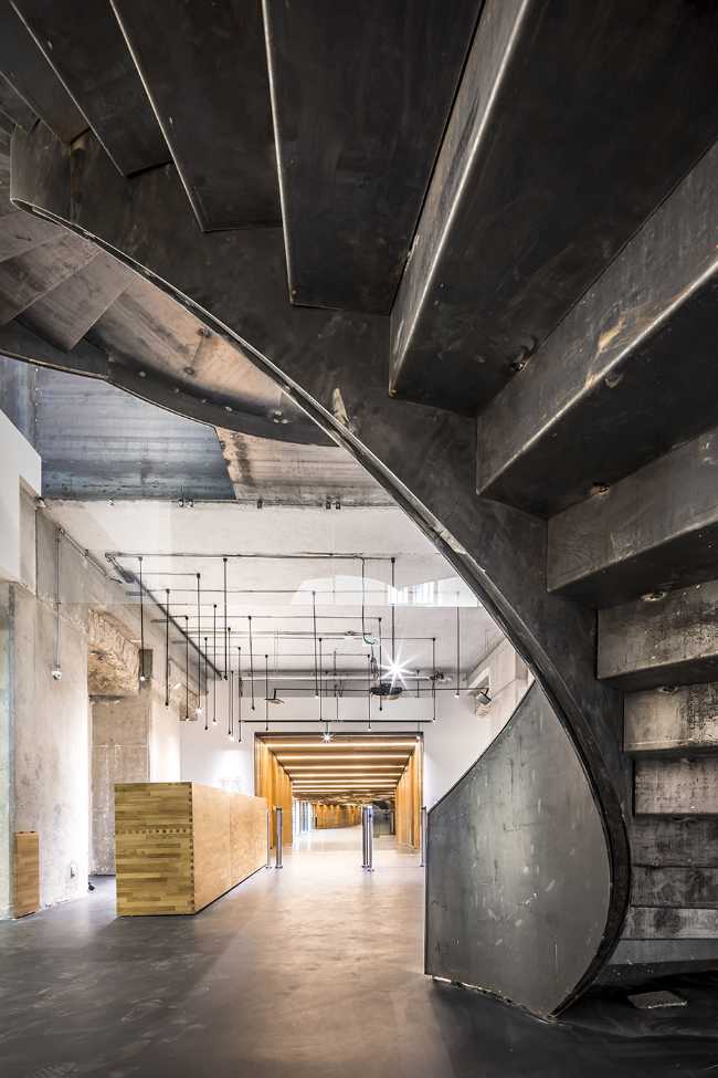 ancienne caserne de Paris escalier en colimaçon en métal