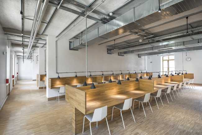 ancienne caserne bibliothèque Paris mobilier poutres en bois vue métallique