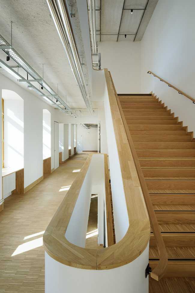 ex caserma Paris university scale in lengoancienne caserne Paris université échelle en lengo