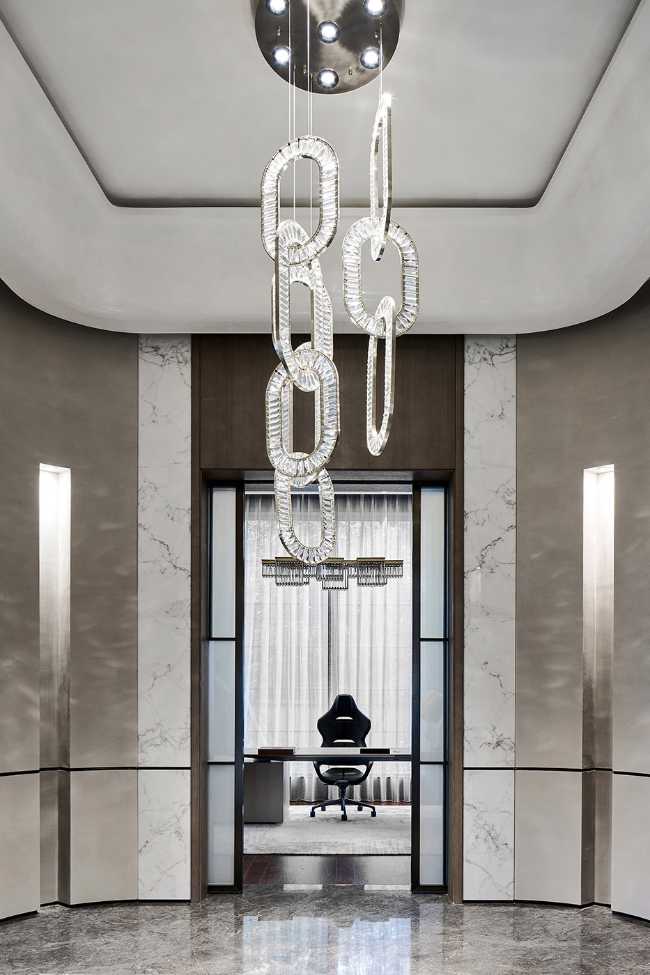 Atrio con lampadario di lusso