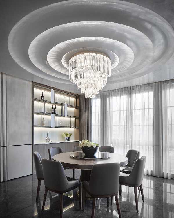 Sala da pranzo di lusso con tavolo rotondo