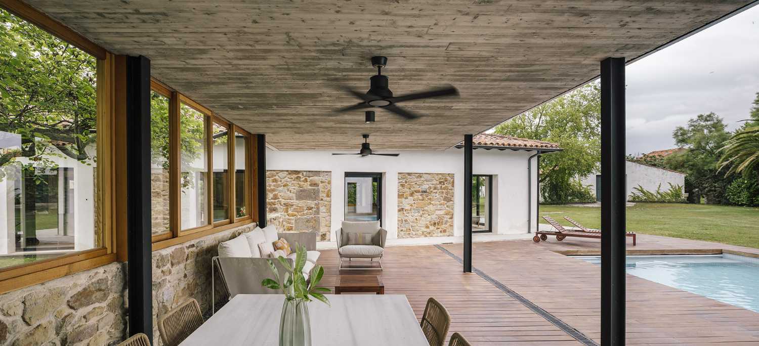 patio tetto cemento struttura travi metallo piscina pavimento legni