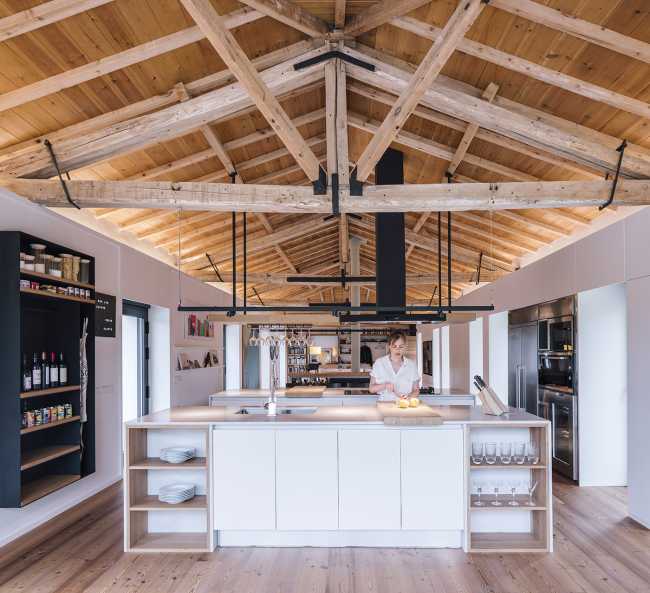 Como la struttura architettonica rurale si rinnova in House in Güemes