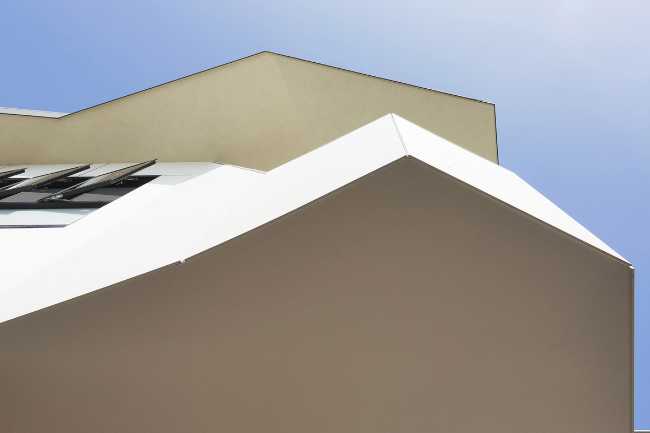 Balcone dalle forme geometriche visto dal basso