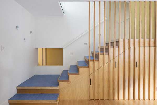 Corpo scala interno grigio e legno