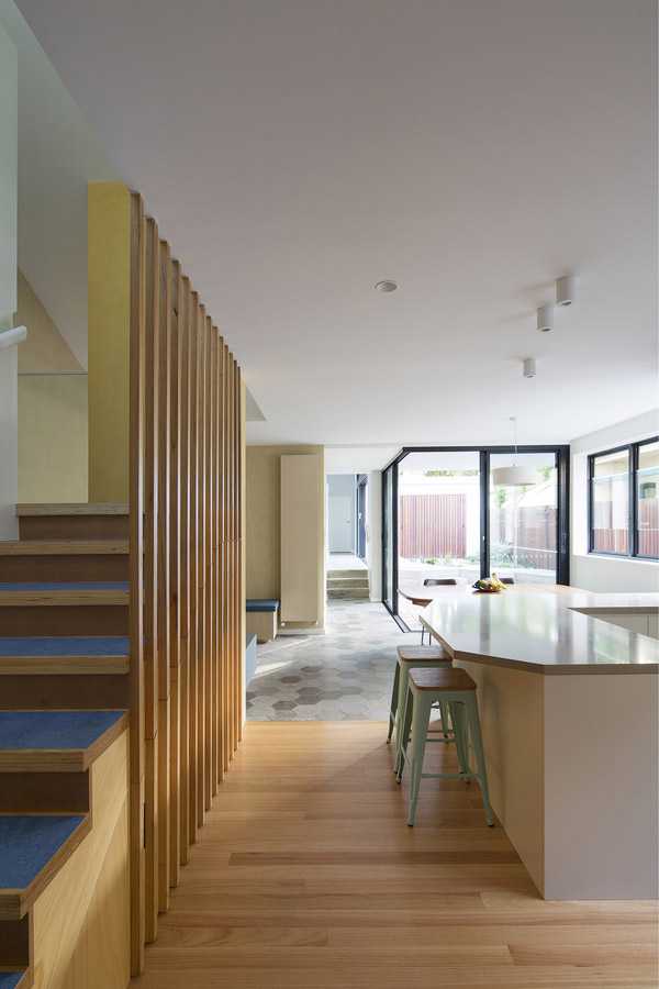 Corpo scala interno grigio e legno e sala da pranzo