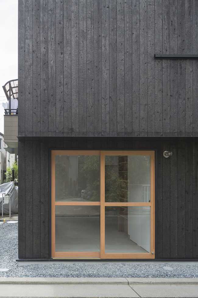 Esterno abitazione in legno scuro