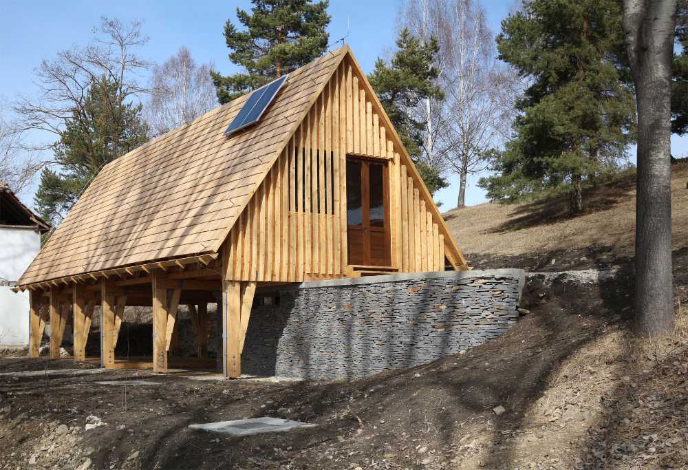 Cabaña de madera entre los árboles