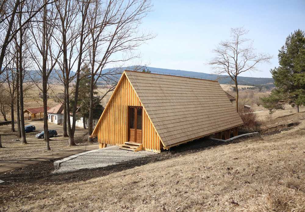 Cabaña de madera entre los árboles