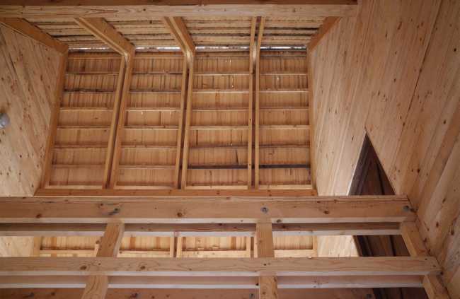 Exposed wooden roof intraduct