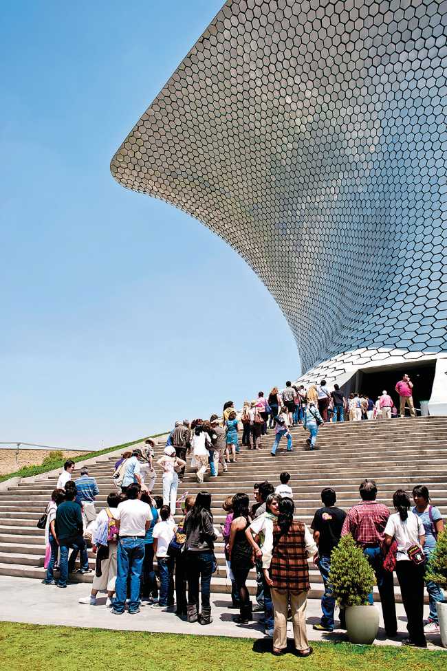 museo forma organica rivestimento esterno alluminio scale ingresso