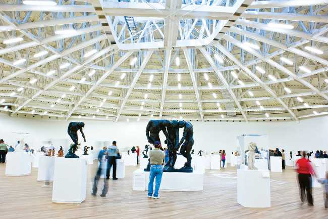museo forma organica interno bianco lucernario centrale