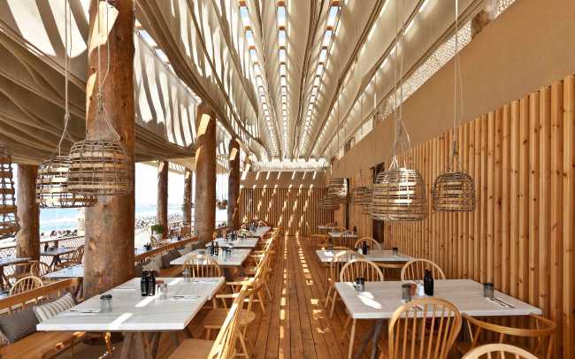 Restaurante vista mar de madera juego de luces y sombras