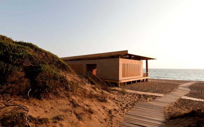 Restaurante en la orilla del mar puesta del sol