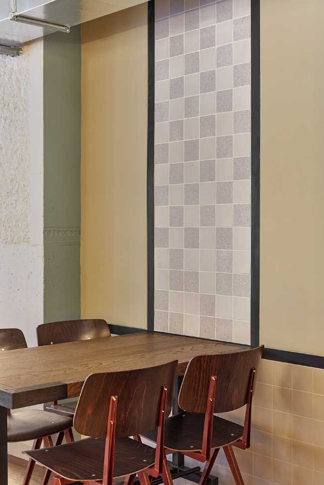 rivestimento a parete piastrelle sedie e tavoli in legno