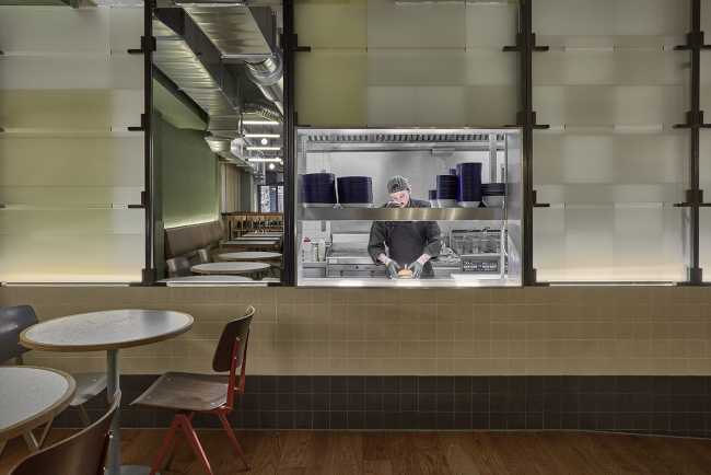 cucina a vista rivestimento a parete in piastrelle
