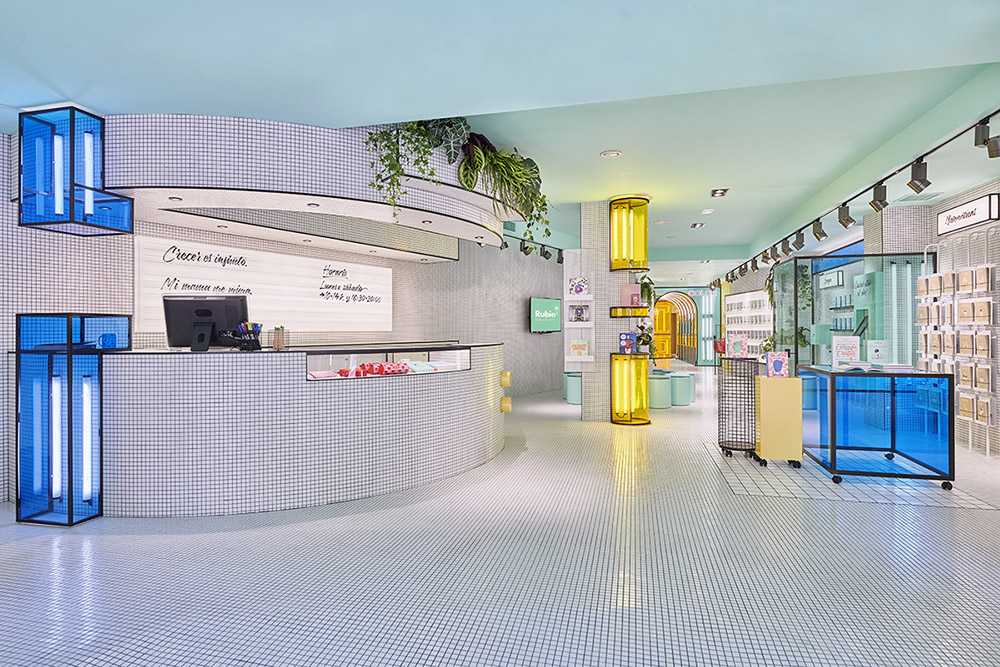 concept store rubio colore e metacrilato bancone pavimento bianco