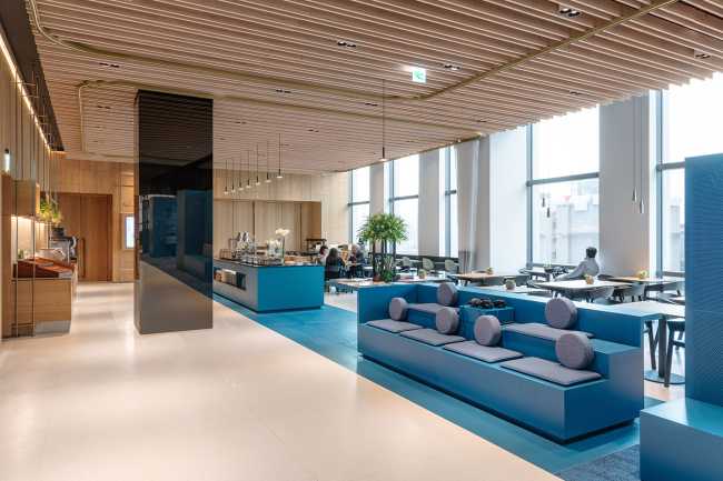 Interior de un hotel de espacio abierto