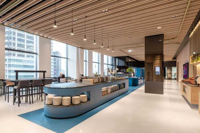 Interior de un hotel de espacio abierto