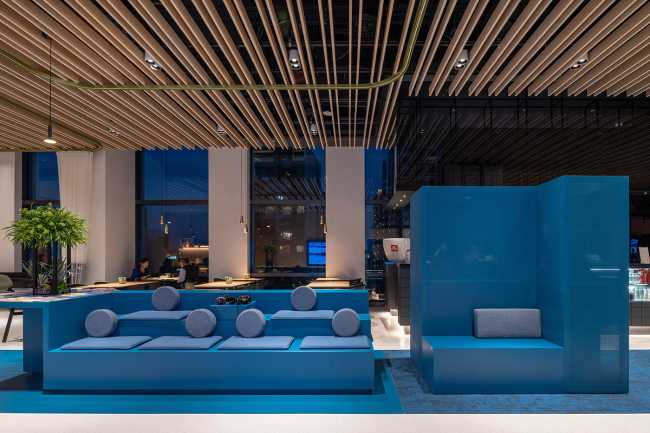 Interior con sofás azules