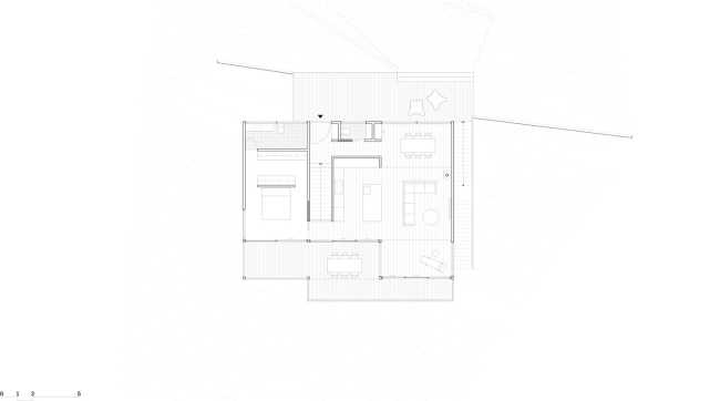 Maison perchée sur une colline. Extérieur sombre et intérieur avec vue sur l'océan