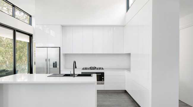 Maison perchée sur une colline. Extérieur sombre et intérieur avec vue sur l'océan