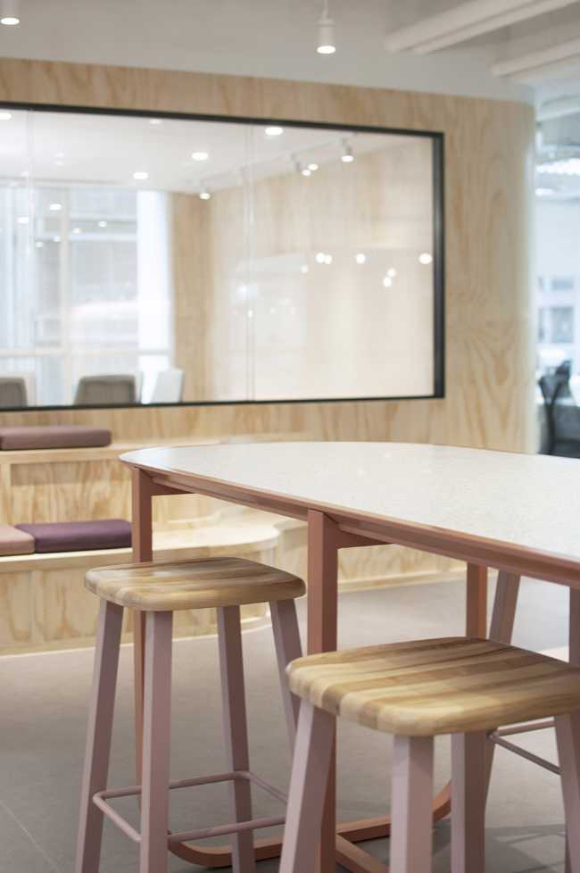 Sgabelli e tavolo in legno