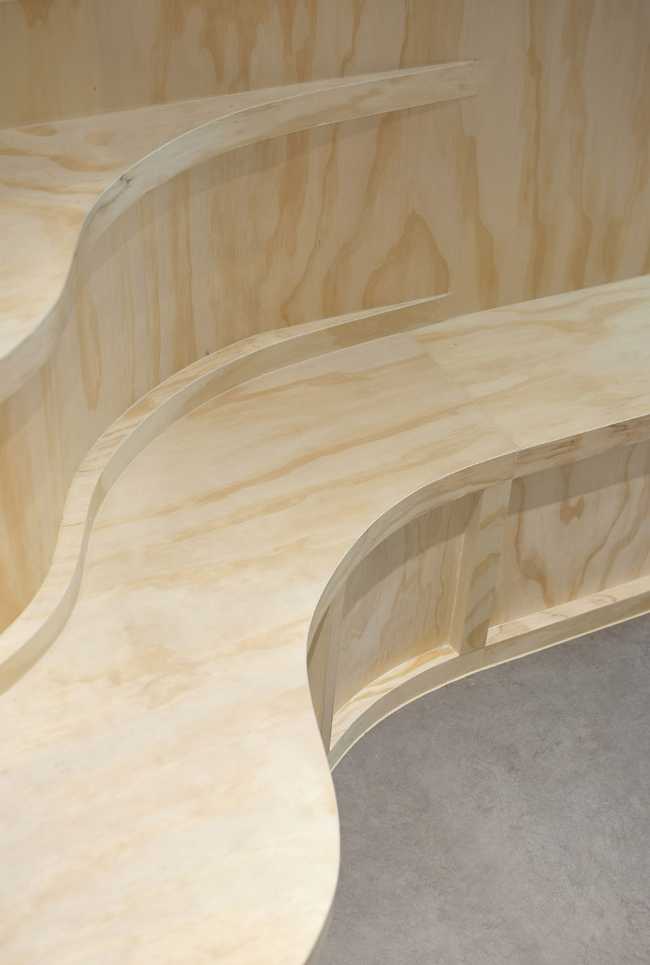 Seduta in legno ondulata