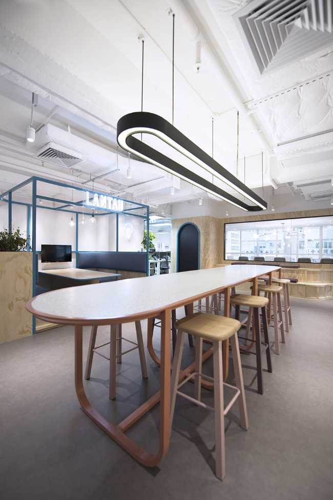 Sgabelli e tavoli in legno