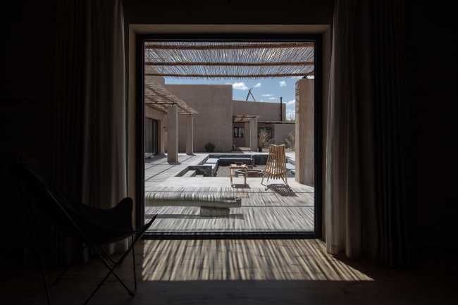 esterno tetto a canne muri a calce