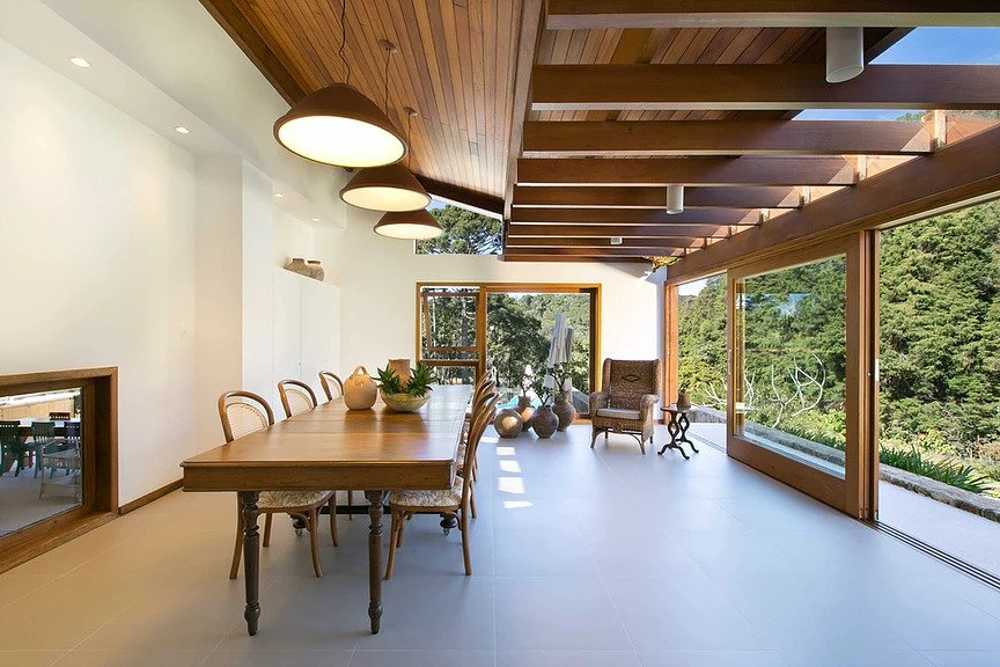 Veranda in legno con tavolo da pranzo