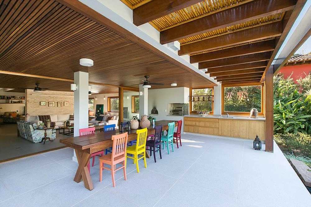 Veranda in legno con tavolo da pranzo