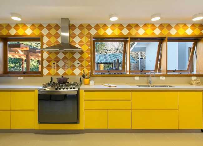Interni cucina gialla