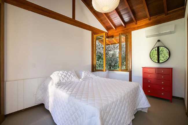 Camera da letto con travi in legno a vista