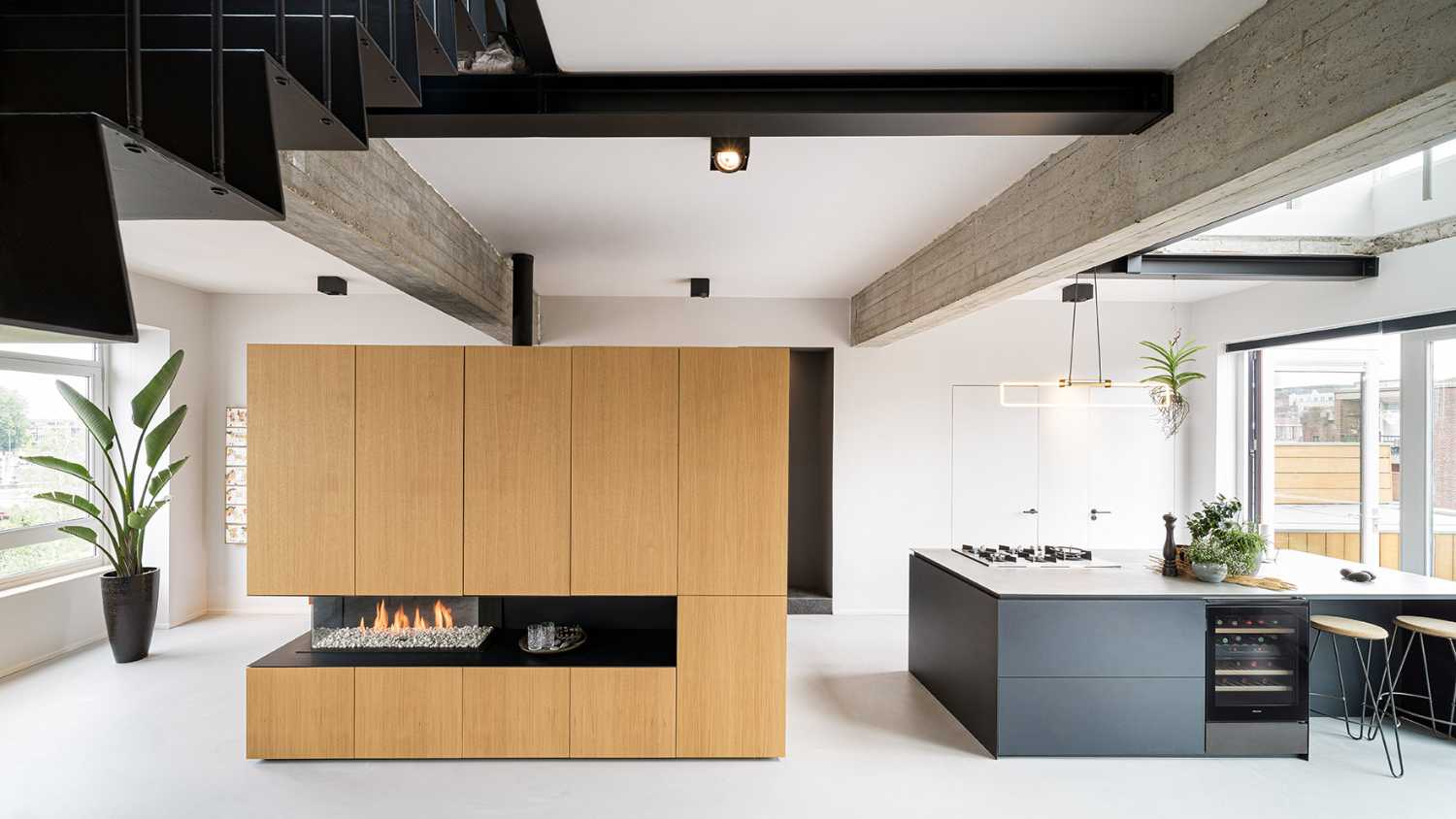 Loft cucina e armadio in legno con camino