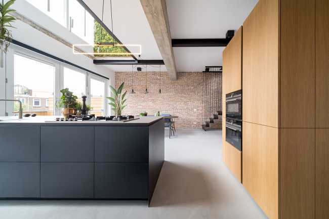cucina rivestimento nero mobile in legno