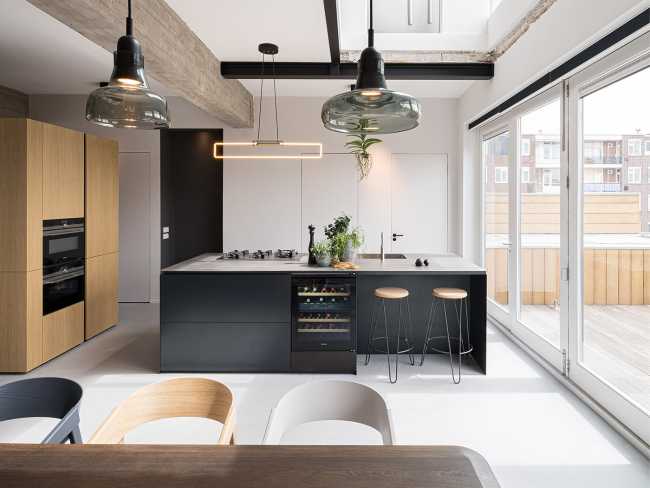 cucina open space mobile contenitore in legno e vetrata su terrazza