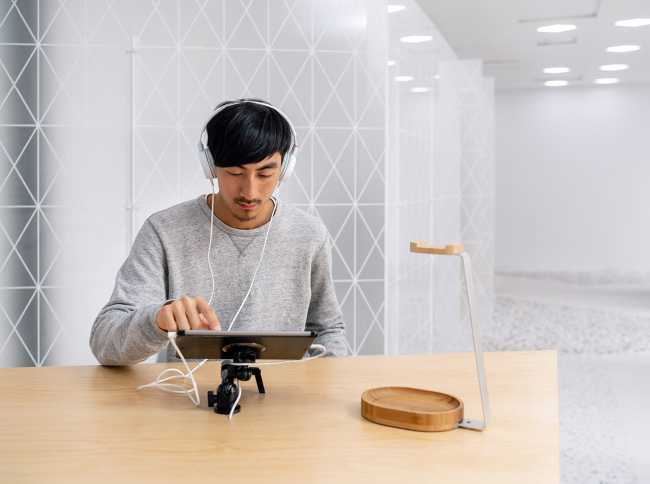 centro clinico digital design tavolo in legno e divisori in metallo