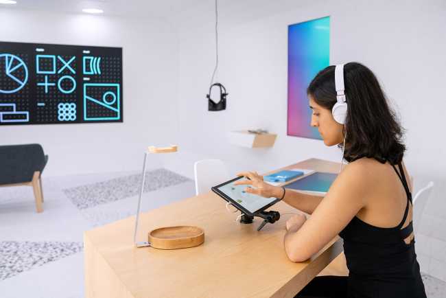 centro clinico digital design tavolo in legno ambiente bianco minimal